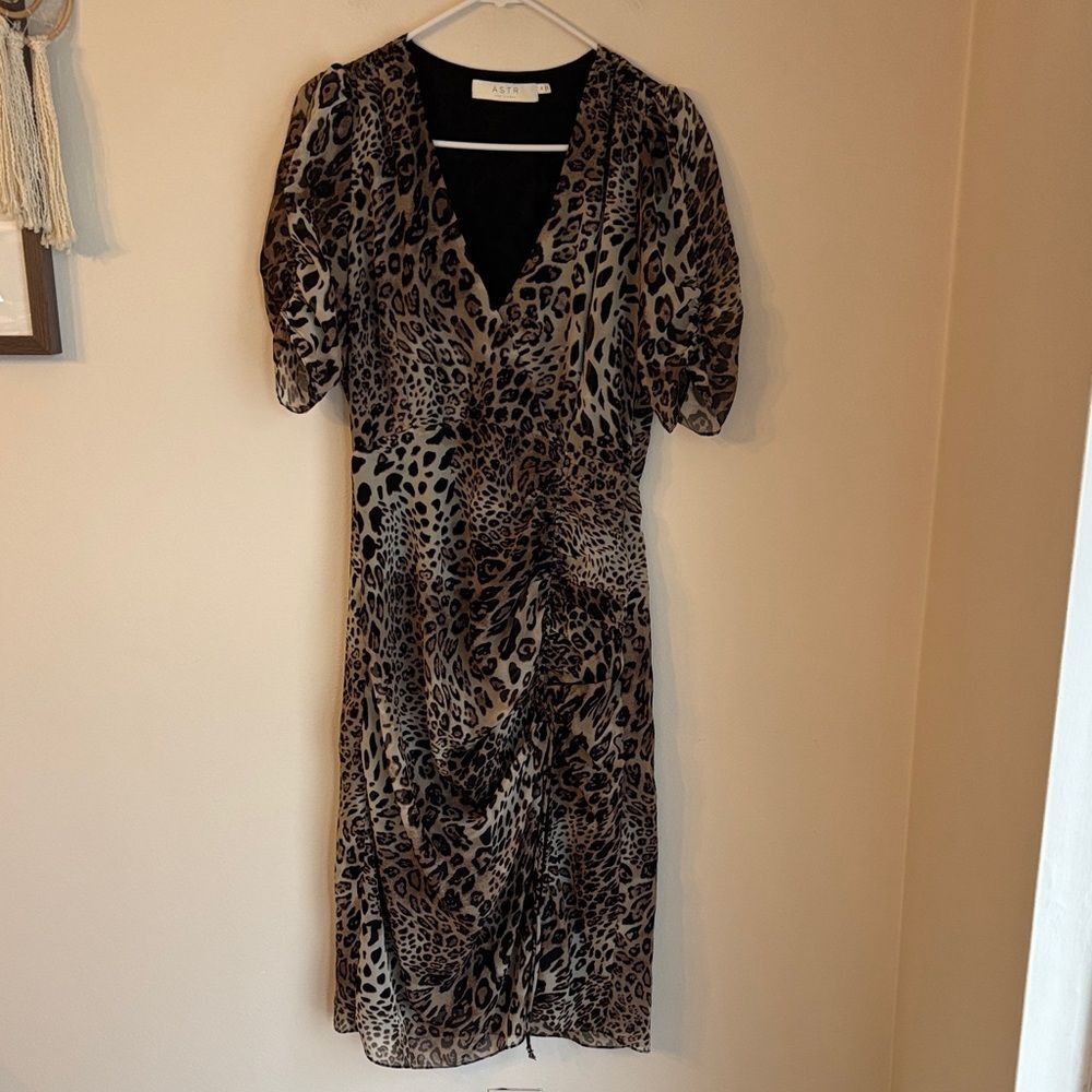 ASTR the label cheetah Animal Print ruched Midi short sleeve womens Dress M EUC - Picture 2 of 13